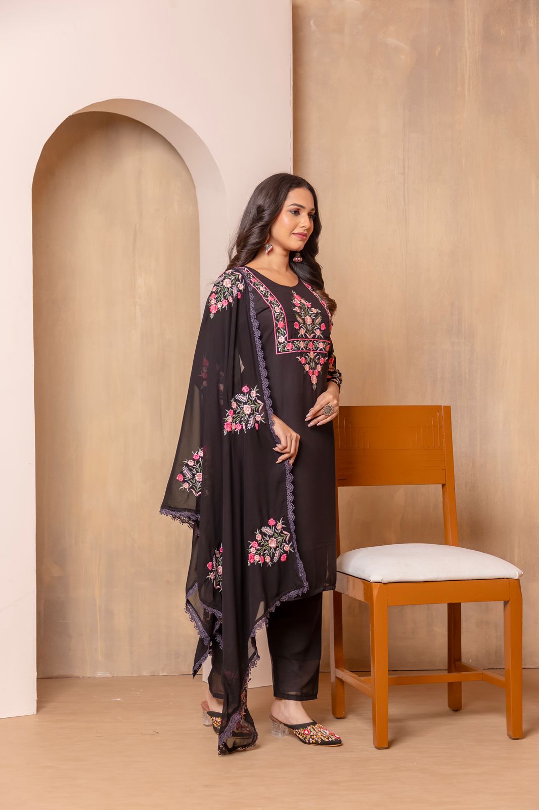 Women Froral Embroidered Kurta With Trousers & Dupatta