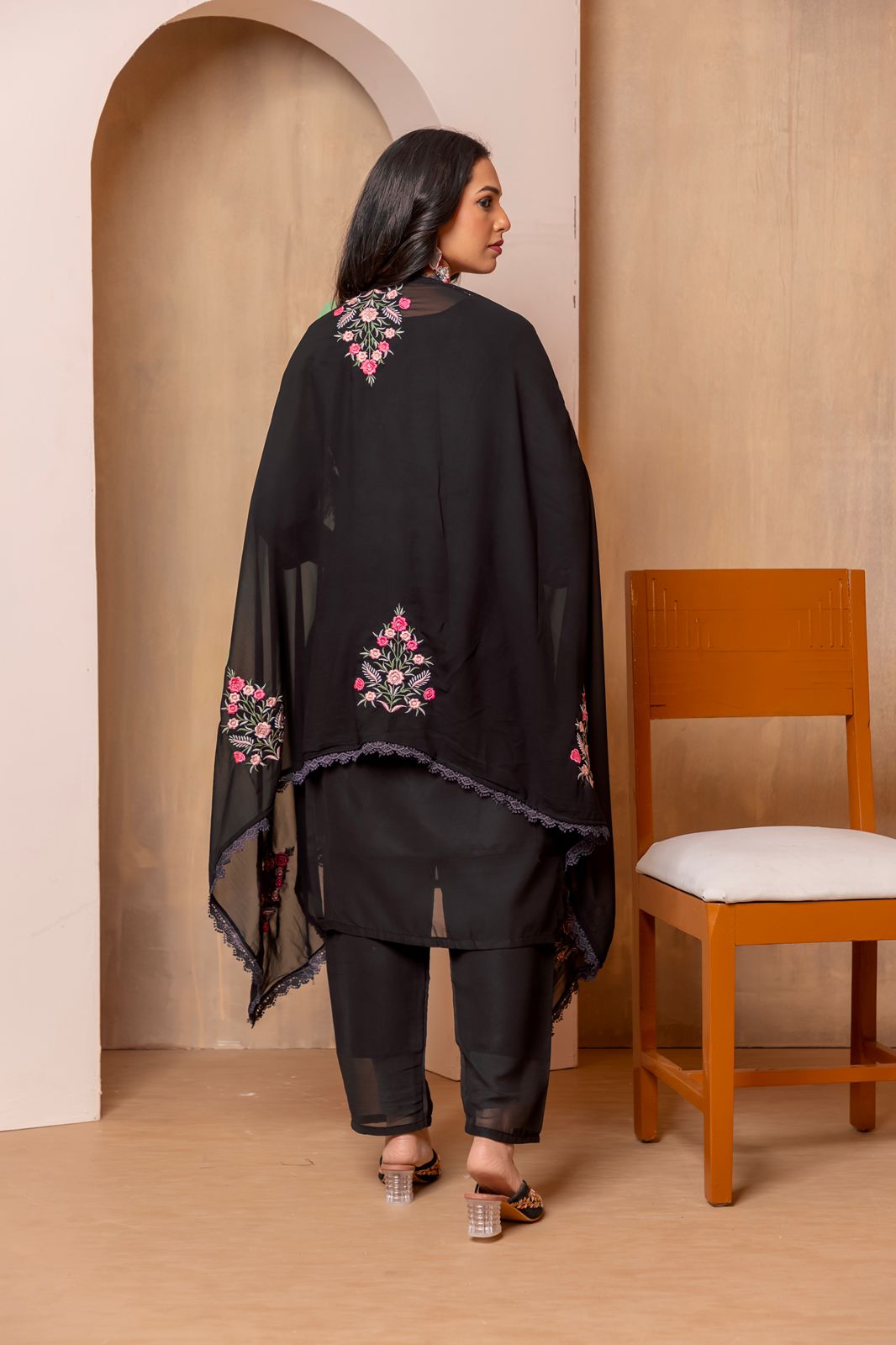 Women Froral Embroidered Kurta With Trousers & Dupatta
