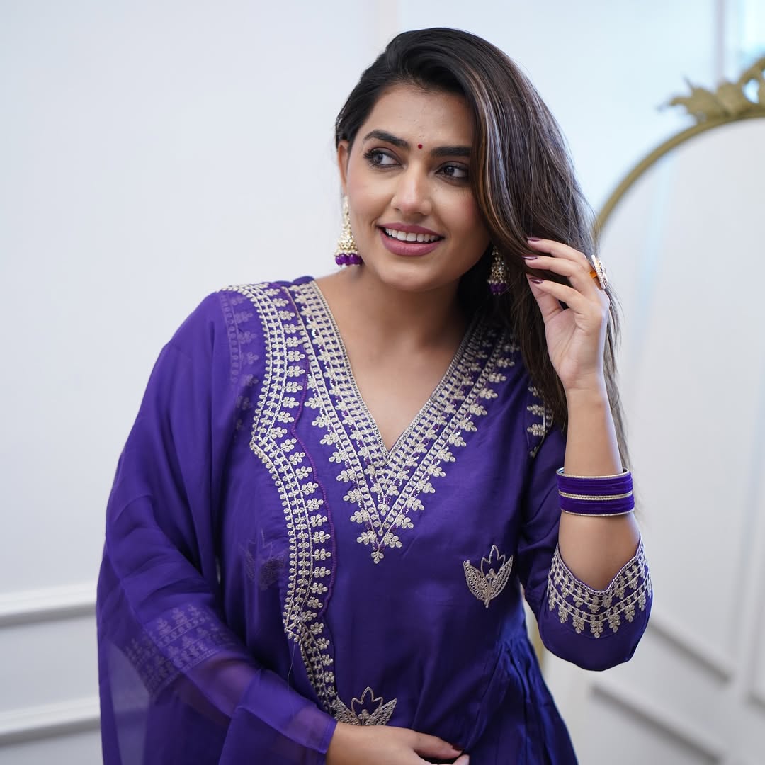 Women Embroidered Regular Kurta With Trousers & With Dupatta