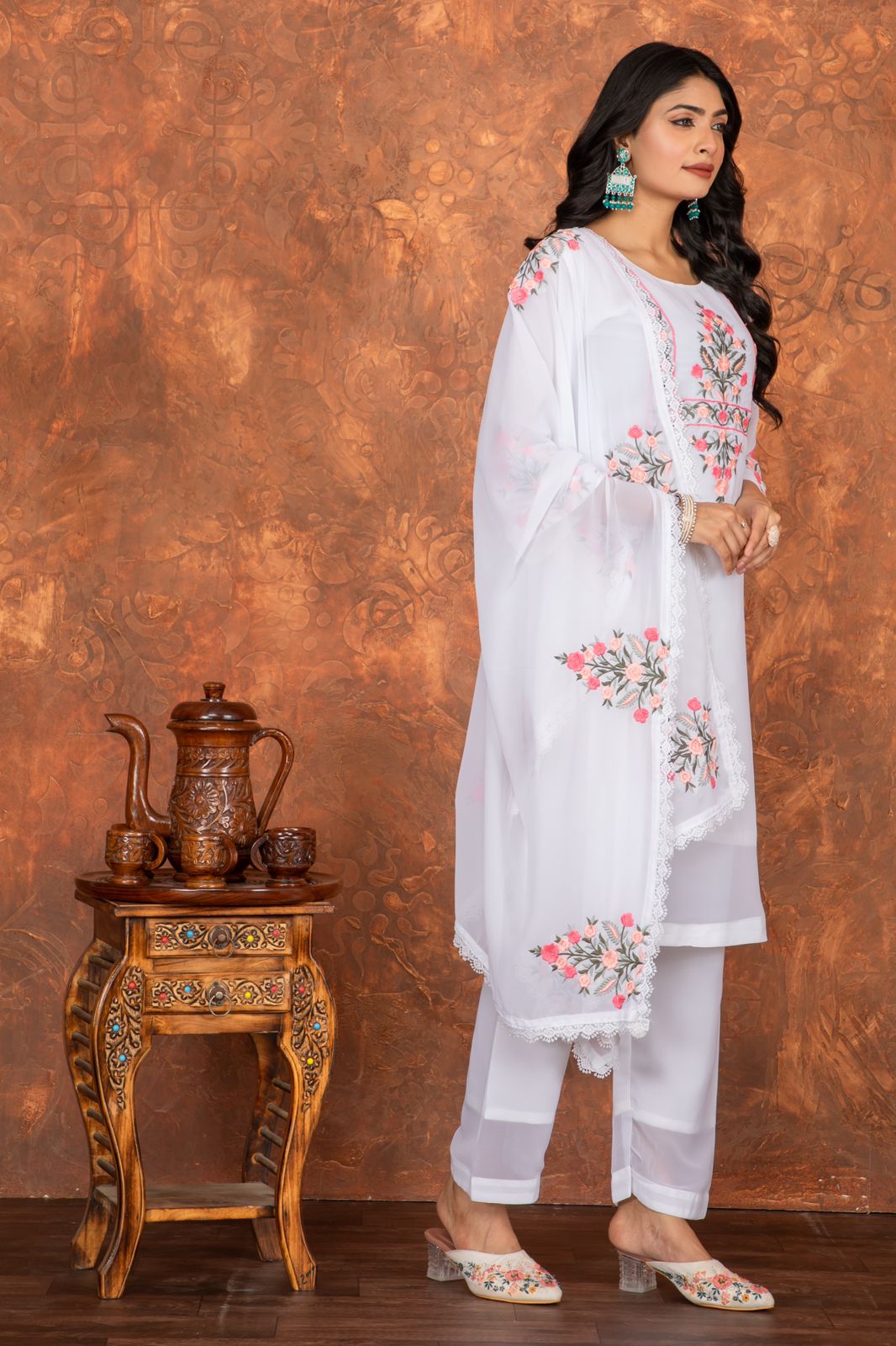 Women Froral Embroidered Kurta With Trousers & Dupatta